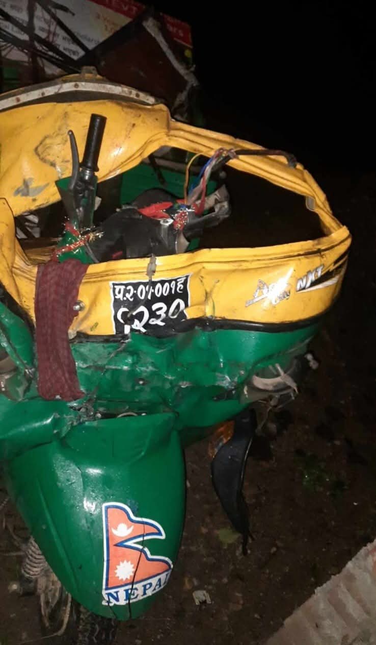 धनुषामा बसले अटोरिक्सालाई ठोक्दा ४ को मृत्य ,दुइ घाइते